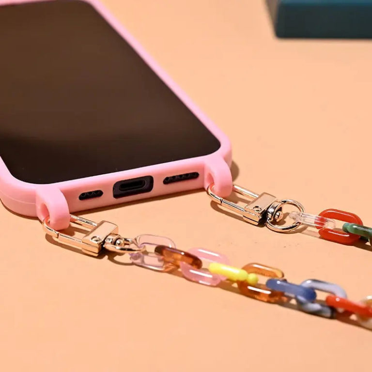 Article | La nouvelle tendance à la mode : le collier de téléphone