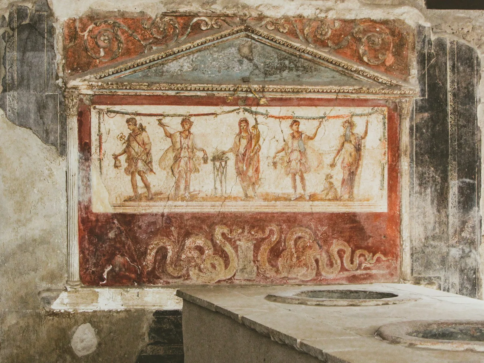 Comment les Romains vénéraient-ils les dieux dans leurs foyers ?