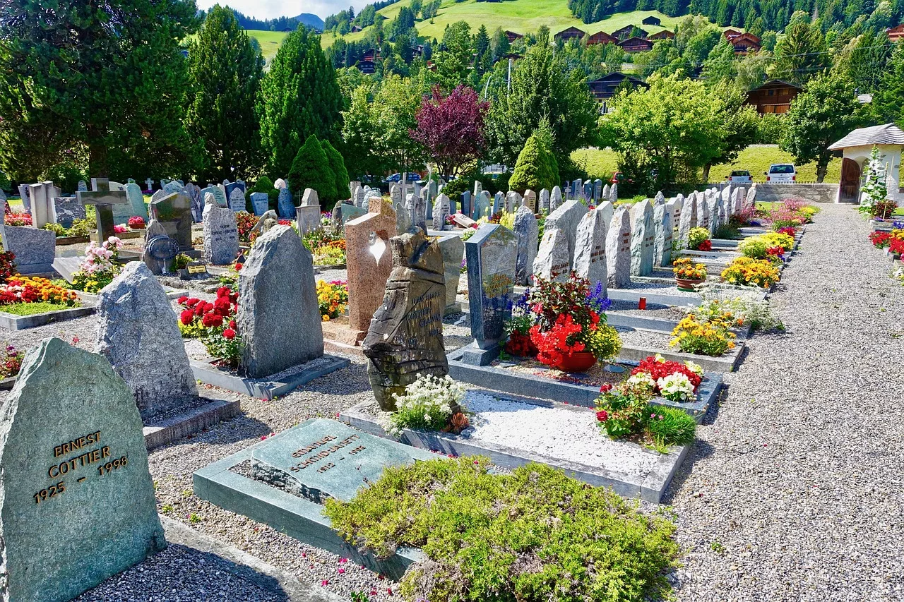 Documentaire L’évolution des plaques funéraires personnalisées : entre tradition et innovation