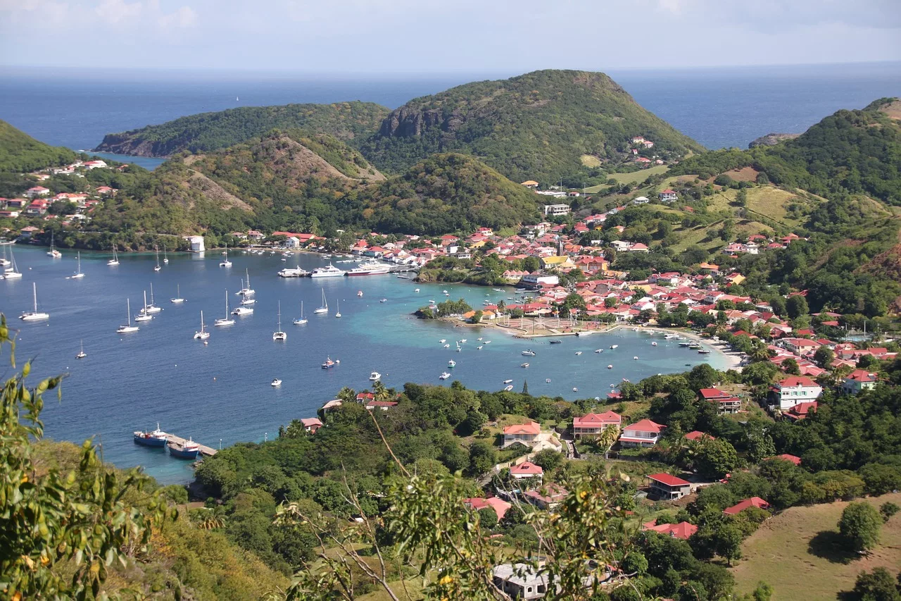 La Guadeloupe, avec ses paysages luxuriants, ses plages immaculées et sa culture dynamique, constitue une destination de rêve pour les voyageurs.