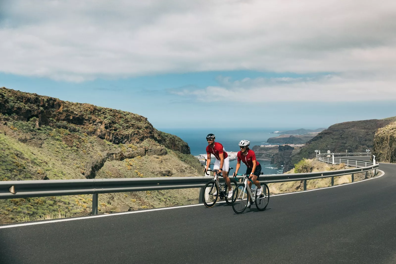 L'alimentation avant un triathlon comprend des glucides, mais aussi des protéines et des lipides. Et de l'eau !