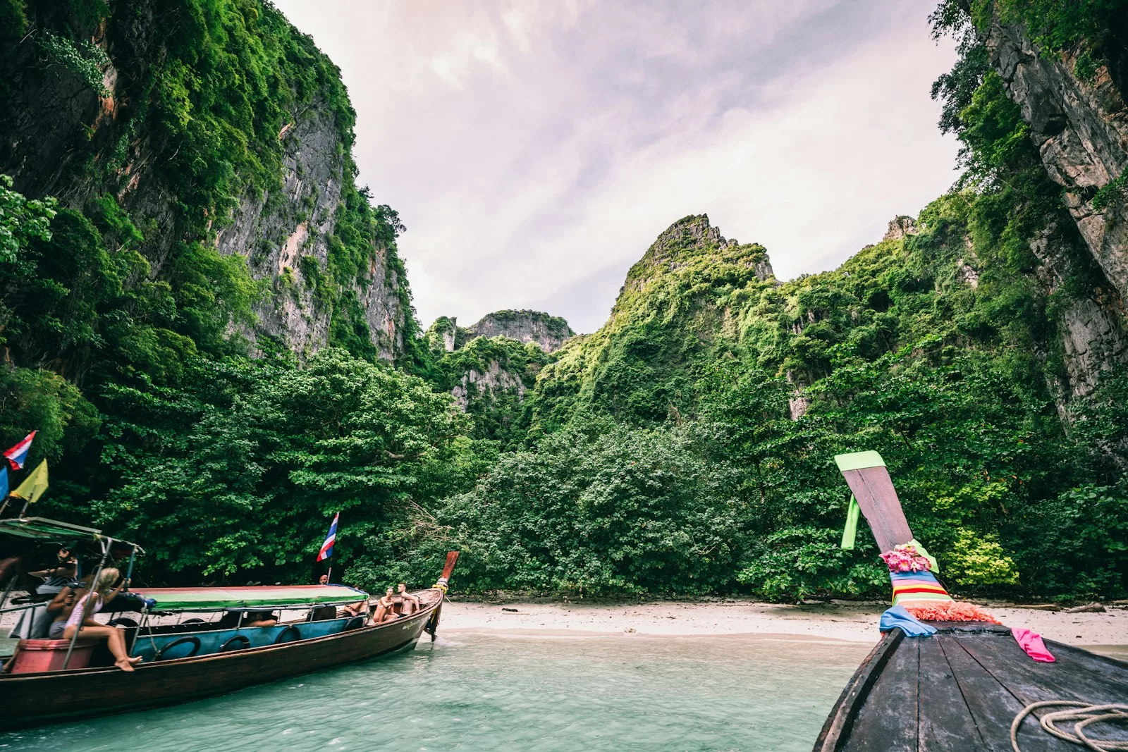Un voyage en Thaïlande en famille permet de découvrir des temples historiques et des plages idylliques, en passant par des parcs naturels et des activités culturelles.