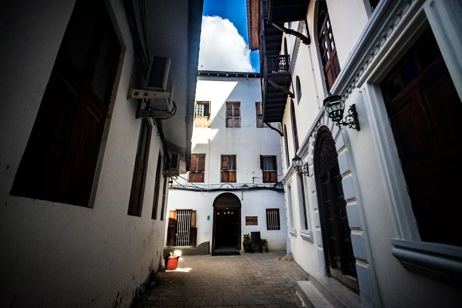 Zanzibar est un véritable joyau de l'océan Indien, un lieu où chaque coin de rue, chaque plage et chaque plantation raconte une histoire unique.