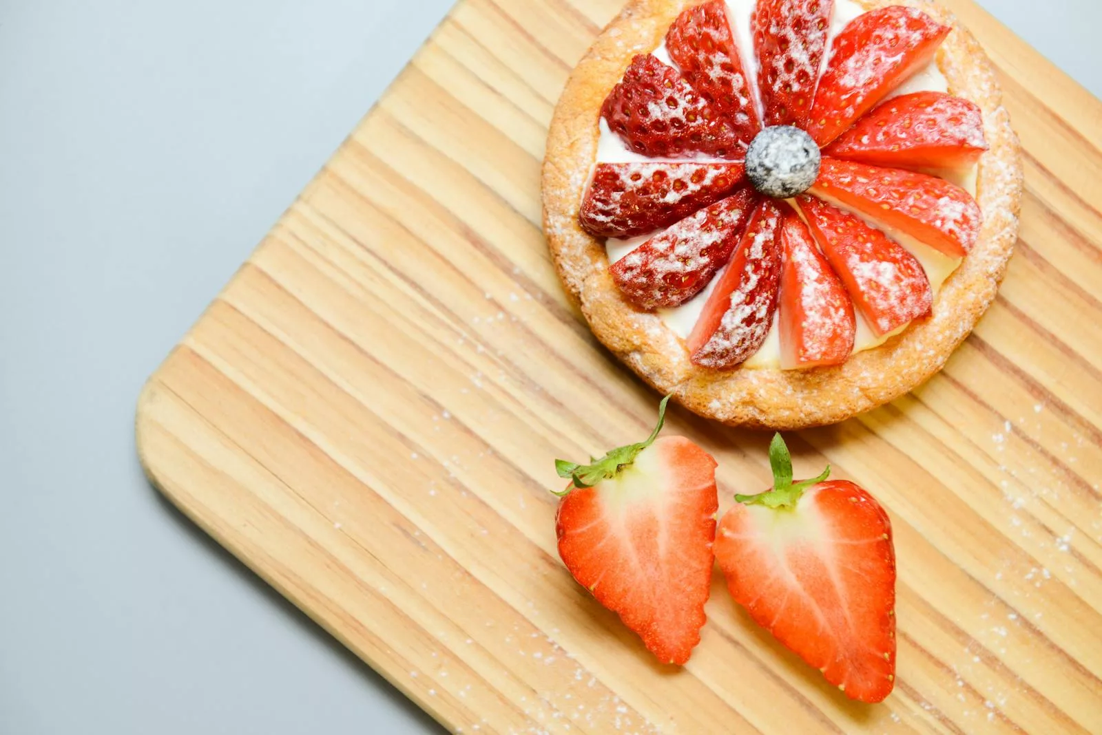 Des gâteaux sains pour le cholestérol incluent ceux aux pommes et noix, chocolat noir et avocat, courge, ou baies et yaourt grec.