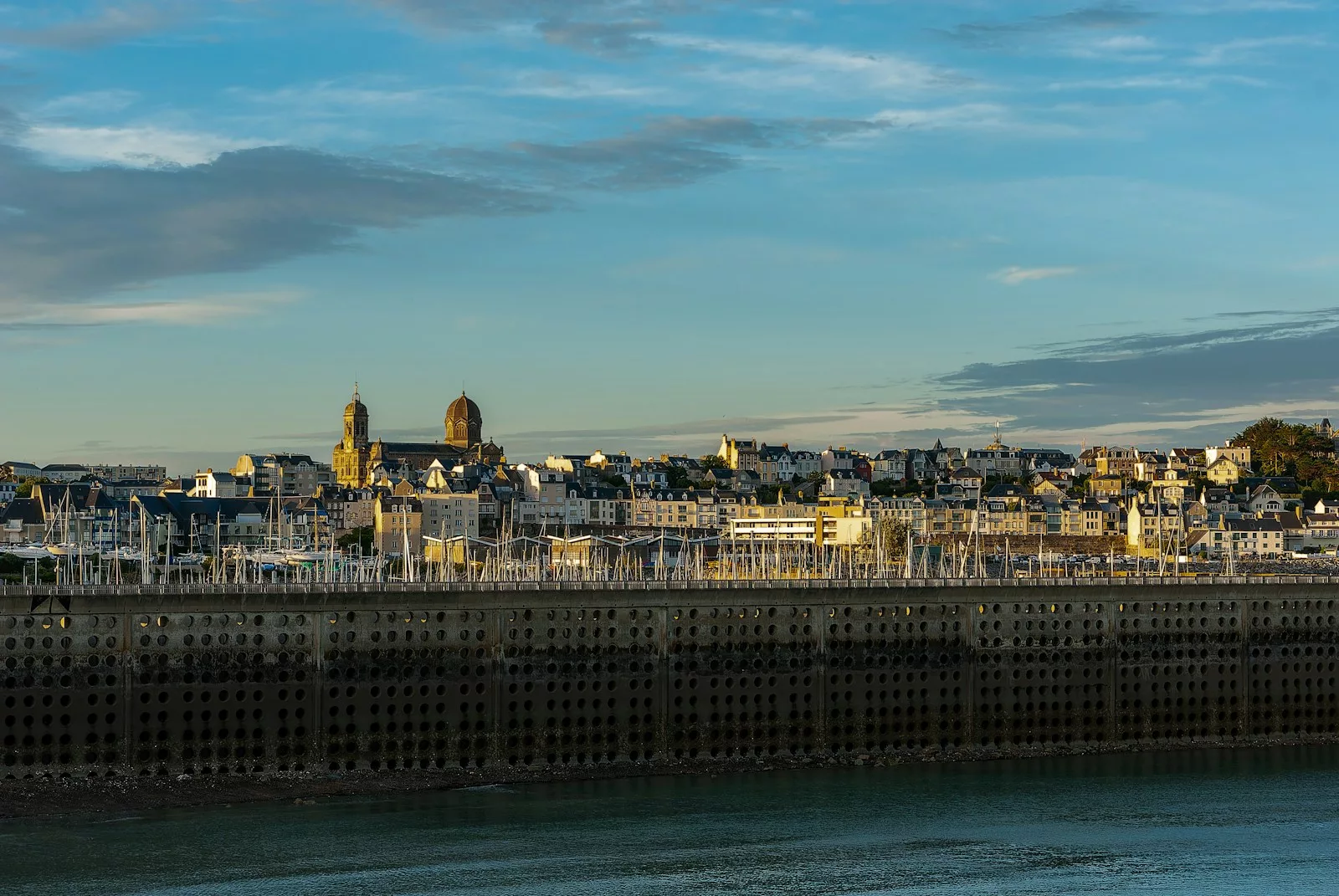 Granville et ses environs offrent un mélange unique de patrimoine, nature, et détente, idéal pour une escapade riche en découvertes et en charme.