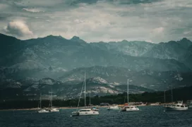 La Corse ne se résume pas à ses plages et ces paysages magnifiques. Quand il pleut, c'est l'occasion d'explorer d'autres facettes de l'ile de beauté : gastronomie, culture, histoire, patrimoine,...