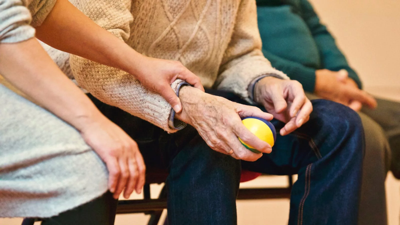 L'Alzheimer peut être héréditaire, surtout dans sa forme rare, mais la forme courante dépend aussi des facteurs environnementaux.