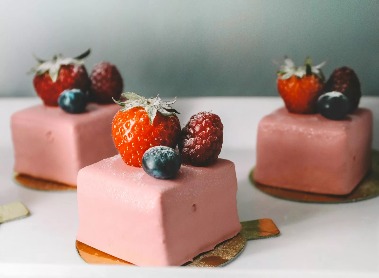 Le choix du gâteau pour accompagner une salade de fruits est vaste. Vous pouvez pour la simplicité et la légèreté du gâteau au yaourt, pour l'élégance et pour le contraste du financier aux amandes ou pour l'originalité du gâteau à l'huile d'olive et au citron.