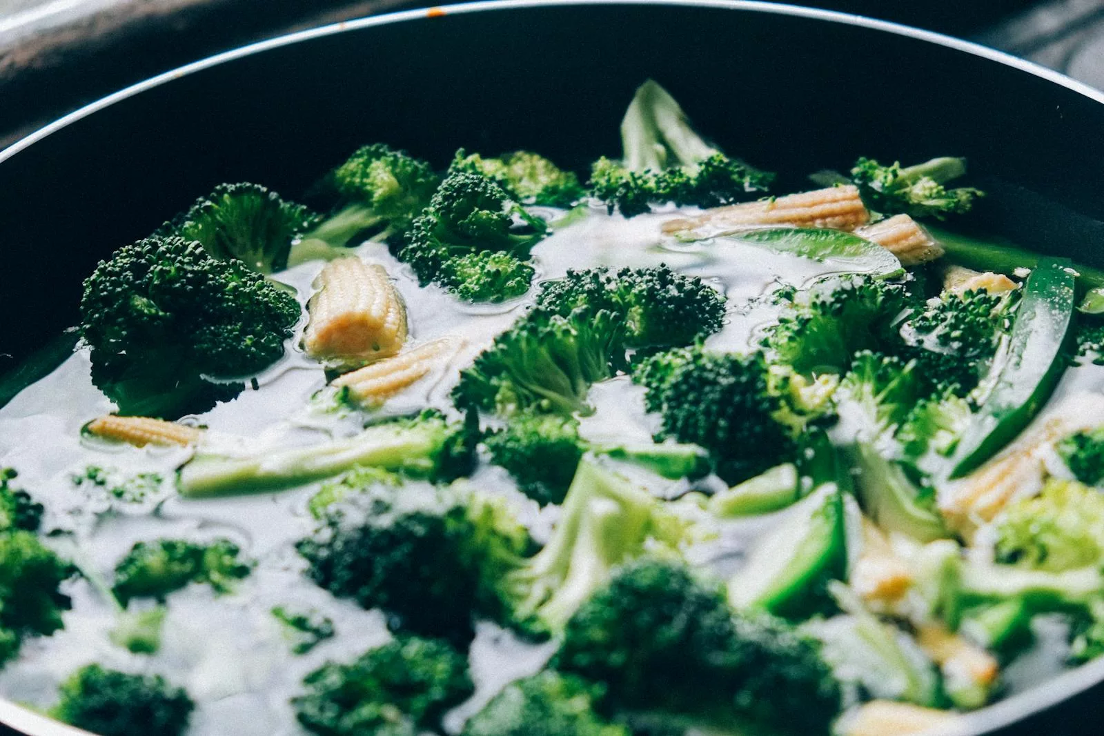 Les brocolis, grâce à leur polyvalence et à leur saveur délicate, sont un légume qui peut être accompagné de nombreuses façons pour créer des repas à la fois équilibrés et délicieux.