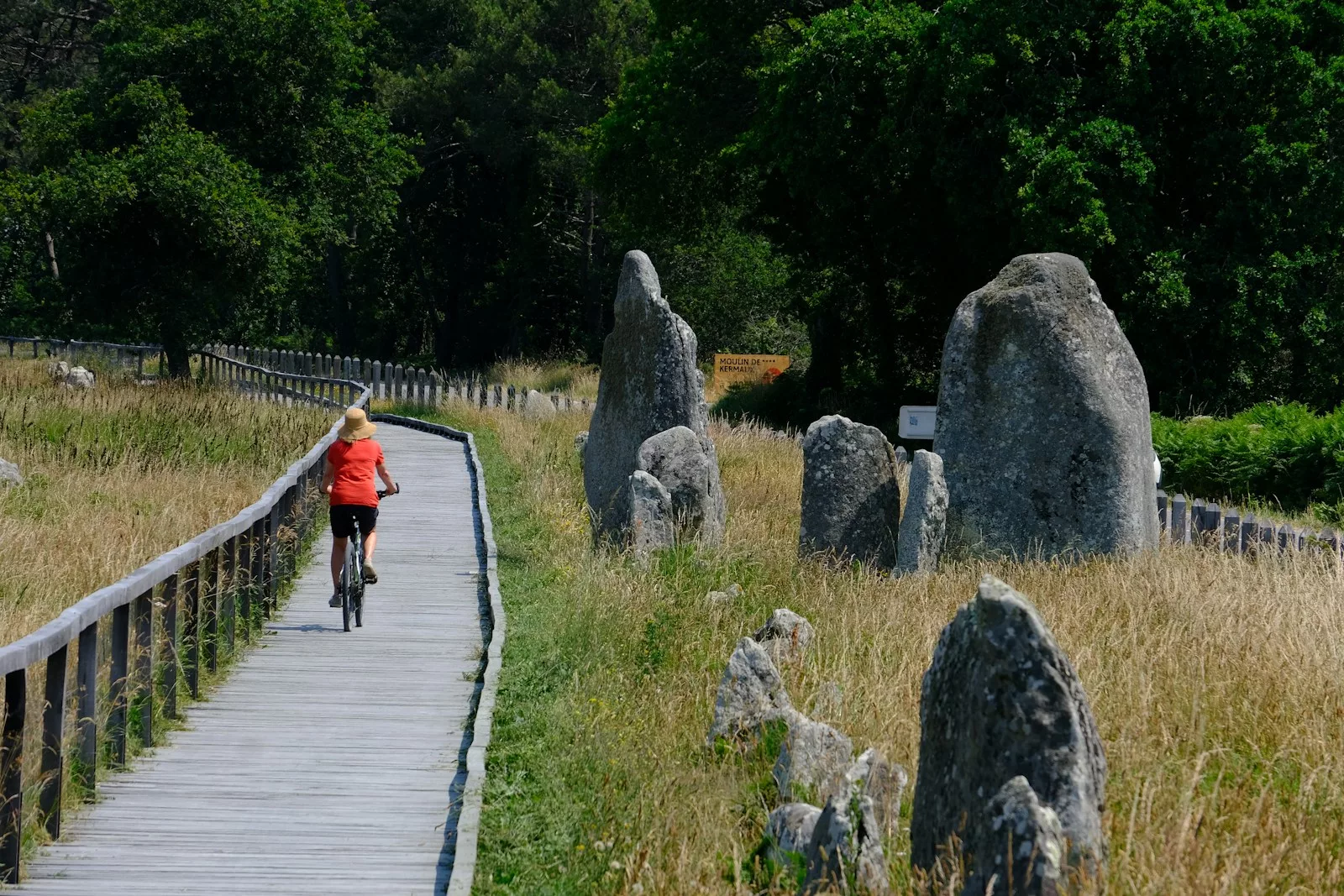 Même sous la pluie, Carnac et ses alentours offrent une variété d'activités captivantes, allant des visites culturelles aux expériences de bien-être, permettant de découvrir la richesse de la région sous un autre jour.