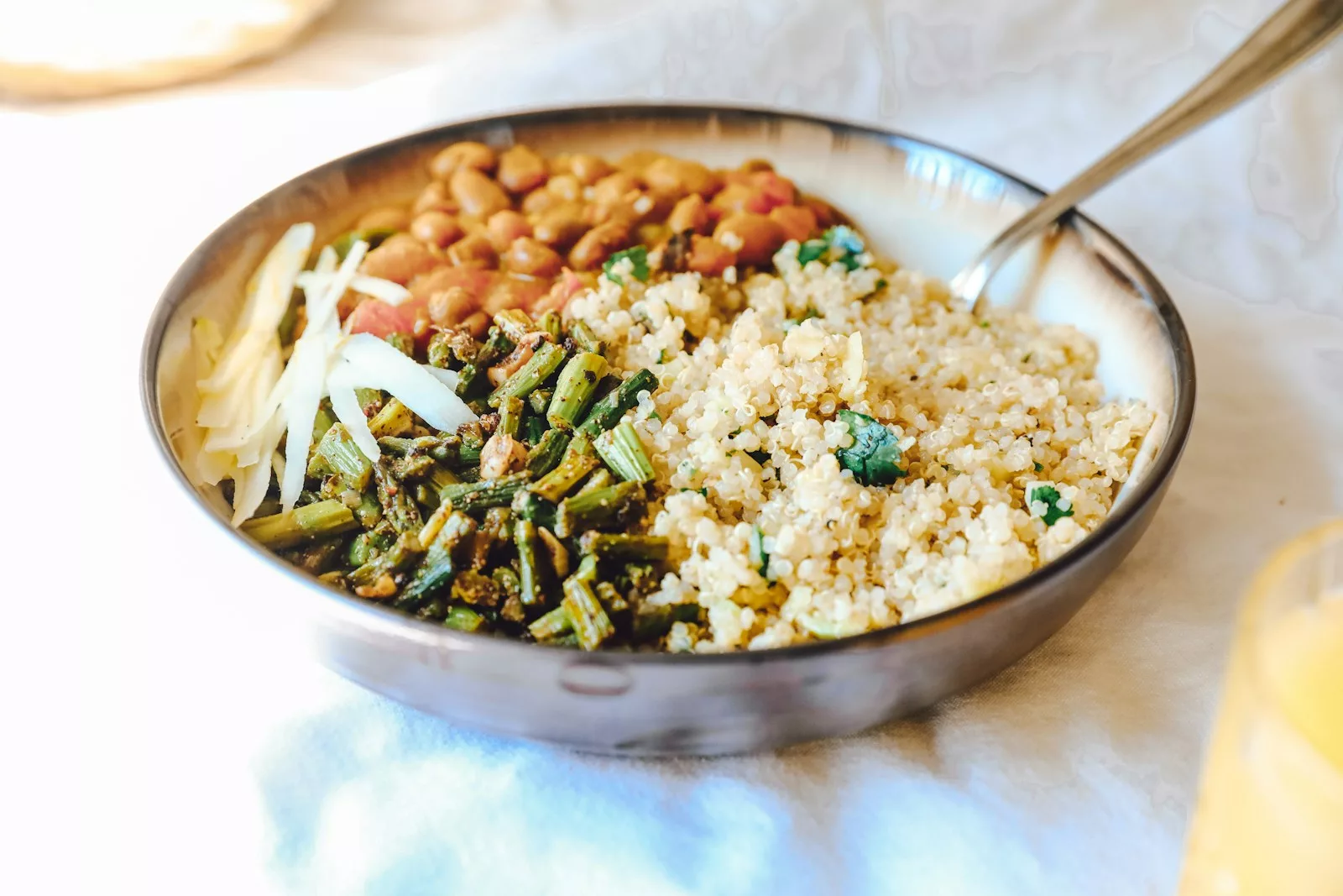 Souffler du quinoa permet de maximiser sa saveur et sa texture, avec une certaine facilité.