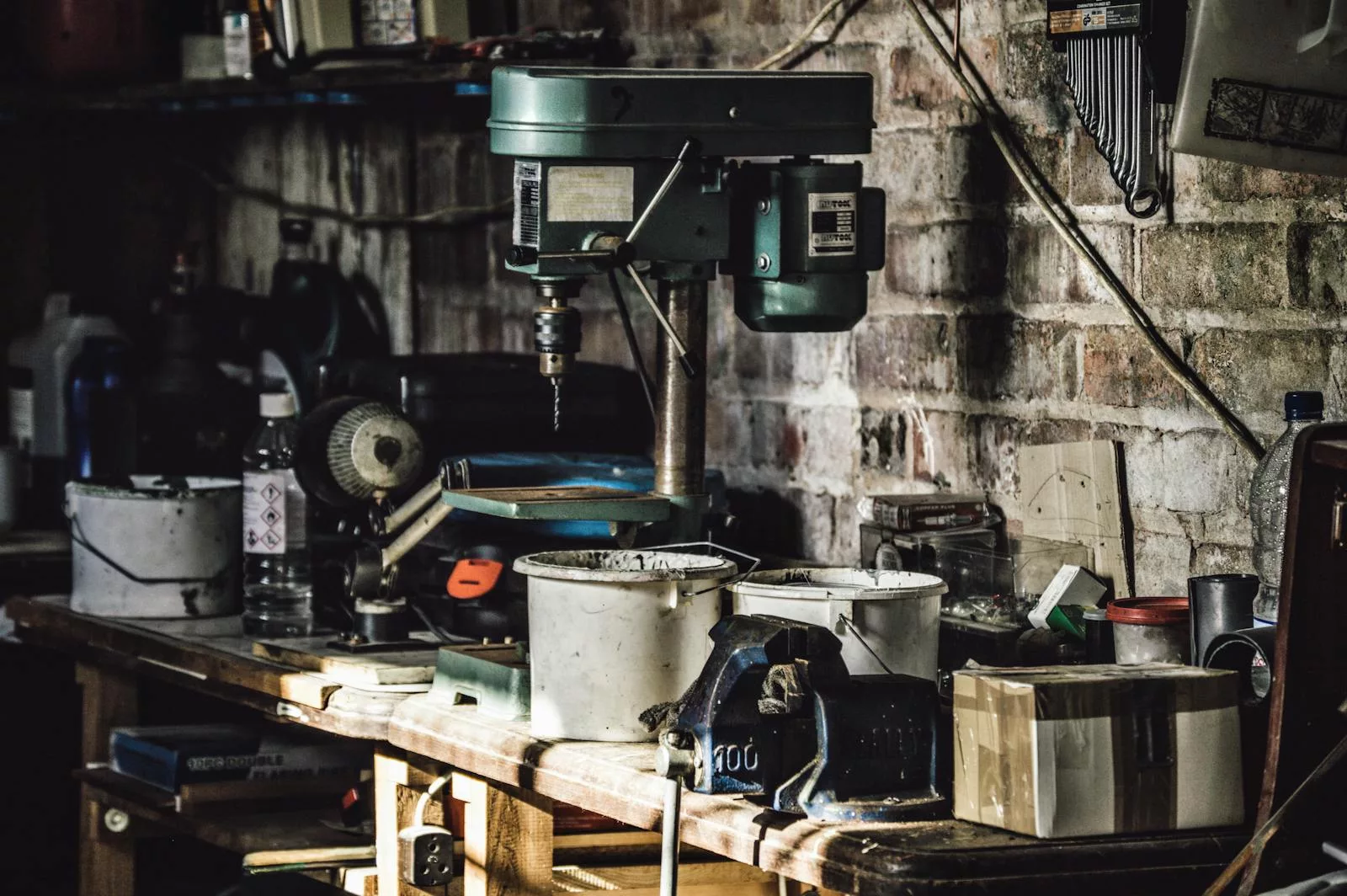 Ventiler un garage humide nécessite de combiner plusieurs méthodes, telles que la ventilation naturelle ou mécanique, l'amélioration de l'isolation et l'utilisation d'un déshumidificateur.