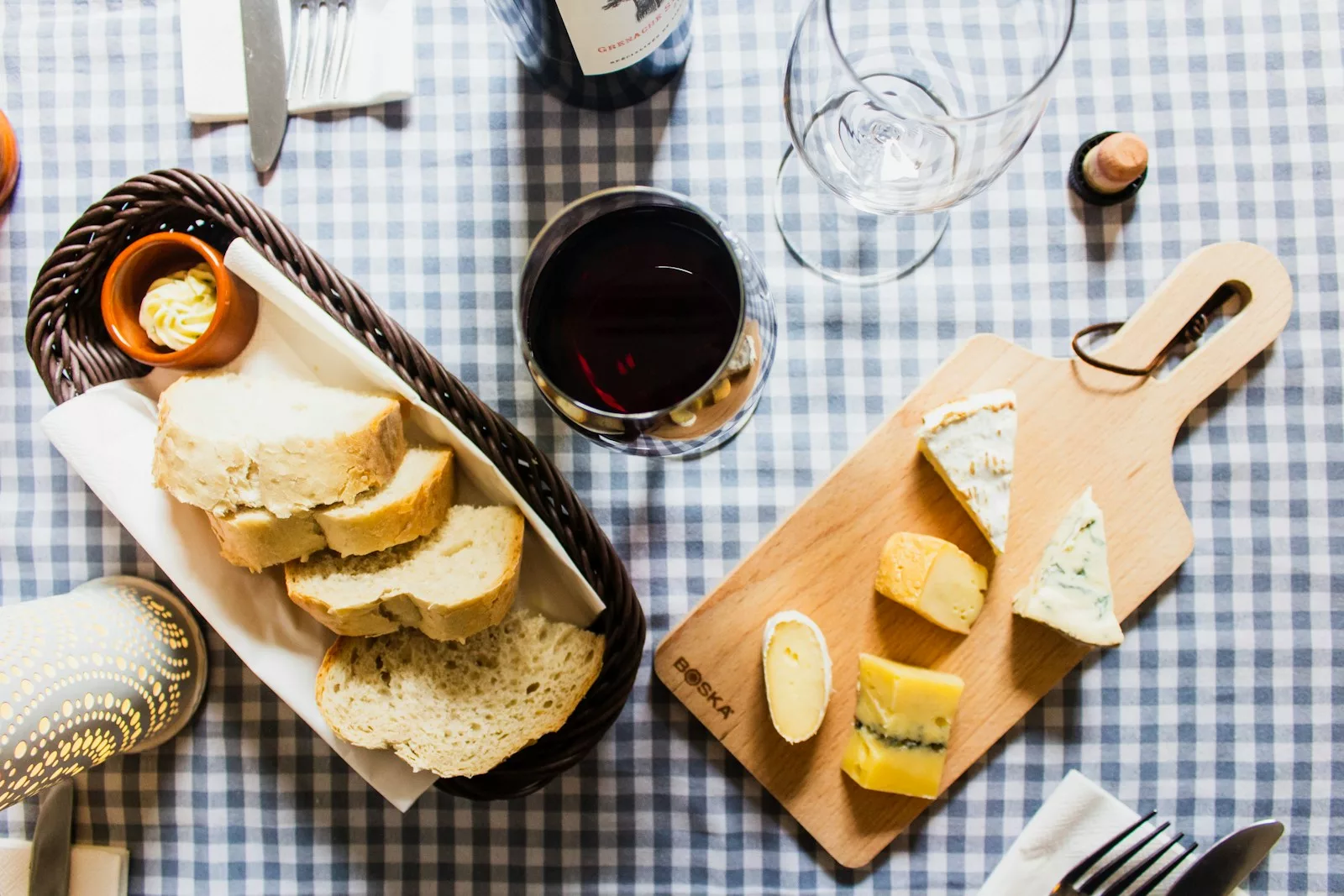 Associer vin et fromage est un art subtil qui repose sur l'équilibre des saveurs, des textures, et des terroirs, avec des choix variés entre vins blancs, rouges, et accords régionaux ou audacieux.