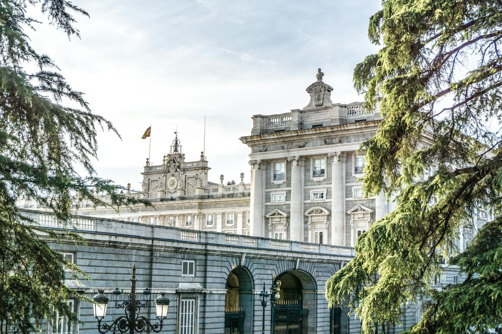 Explorez Madrid en trois jours en découvrant ses monuments historiques, ses musées prestigieux, ses quartiers pittoresques, et en savourant la richesse de sa gastronomie locale.