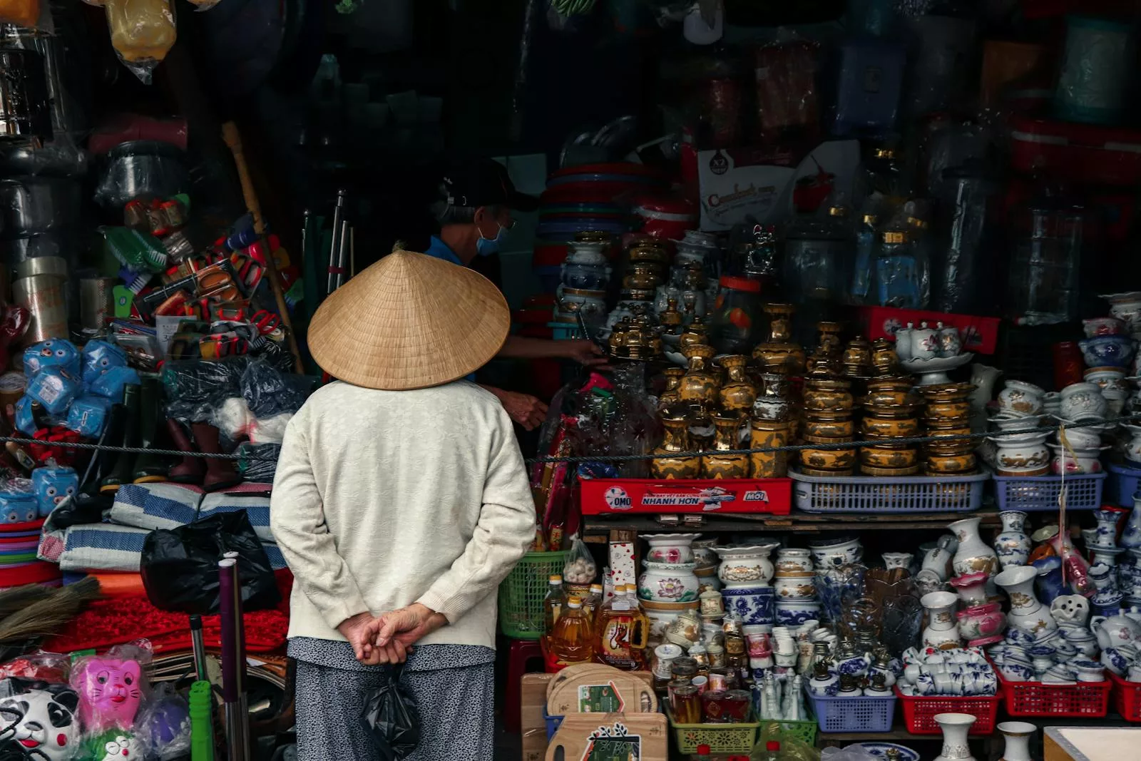 La Chine offre une grande variété de souvenirs uniques, allant des objets traditionnels comme la porcelaine, la soie et le jade, aux produits culturels tels que le thé, les lanternes et les éventails.