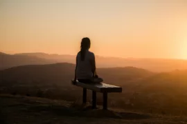 Méditer le matin permet de cultiver le calme, la concentration et la pleine conscience pour bien démarrer la journée.