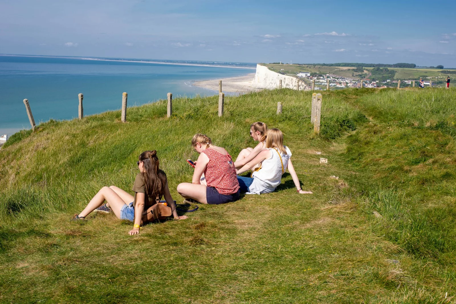 Mers-les-Bains est une charmante station balnéaire réputée pour ses falaises de craie, ses villas Belle Époque colorées et sa plage de galets située en Normandie.