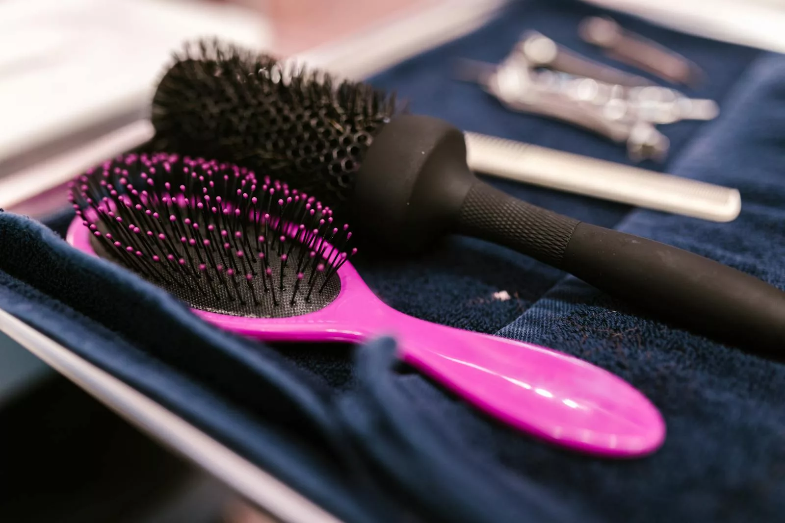 Nettoyer régulièrement une brosse à cheveux en retirant les cheveux, en la lavant à l'eau savonneuse et en l'entretenant permet de maintenir une bonne hygiène capillaire et de prolonger sa durée de vie.