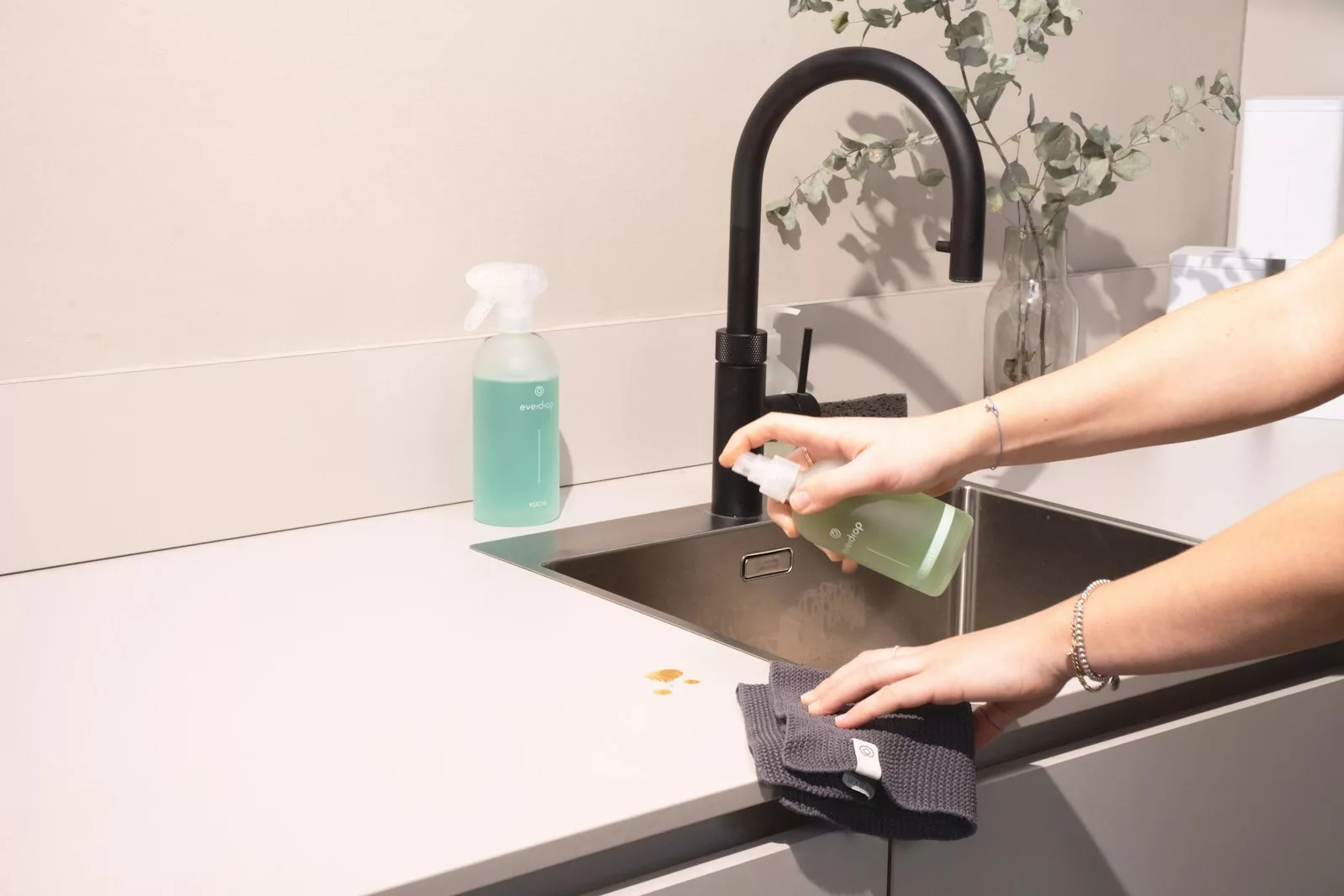 Pour nettoyer efficacement une salle de bain, il faut utiliser les bons outils, désinfecter en profondeur chaque surface, et entretenir régulièrement l'espace pour préserver propreté et hygiène.