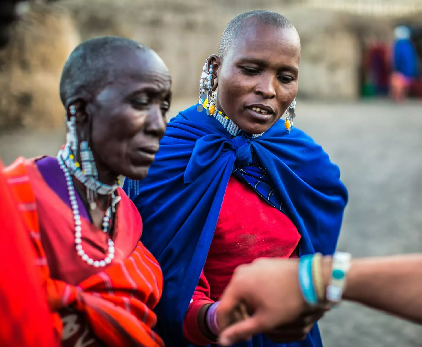 Ramener des souvenirs de Tanzanie, tels que des sculptures en bois Makonde, des bijoux Masaï, des textiles traditionnels ou des épices de Zanzibar, permet d'emporter un morceau de l'artisanat et de la culture riche de ce pays.