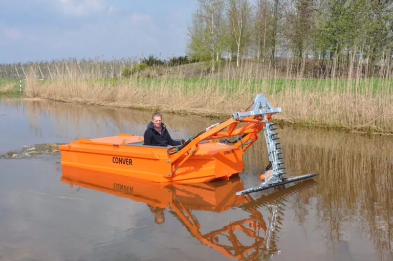 Article | Les bateaux faucardeurs : une solution écologique pour le nettoyage des plans d’eau et des rivières