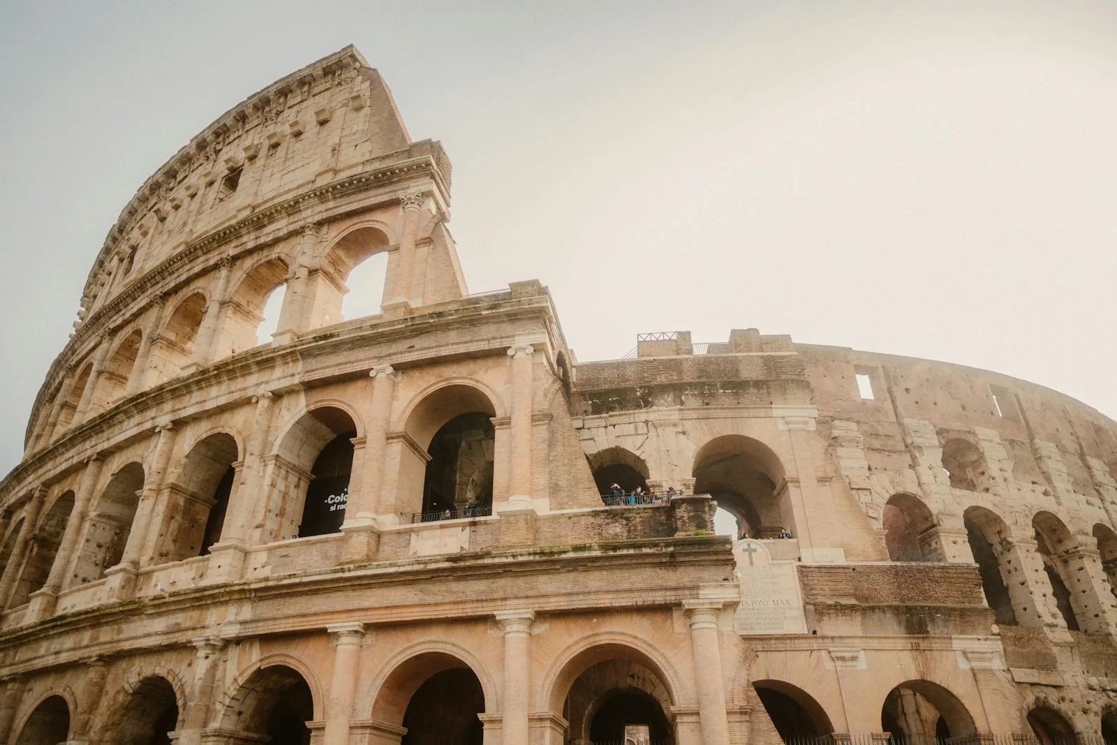 En quatre jours à Rome, explorez ses monuments emblématiques, tels que le Colisée et le Vatican, découvrez ses quartiers pittoresques comme Trastevere,