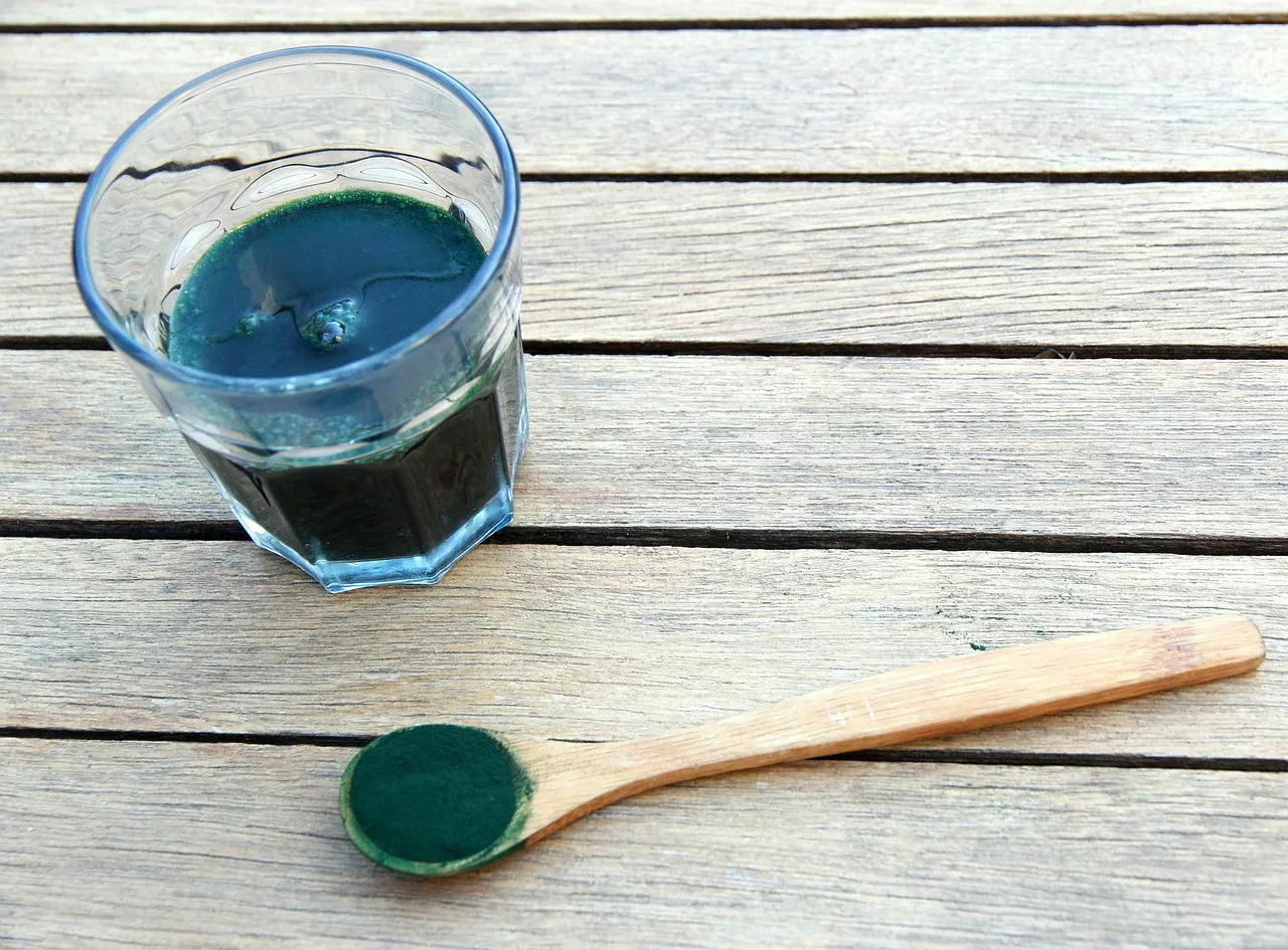 La spiruline est un super-aliment polyvalent, riche en nutriments, qui peut être consommé sous différentes formes pour améliorer la santé et la vitalité, tout en prenant certaines précautions.