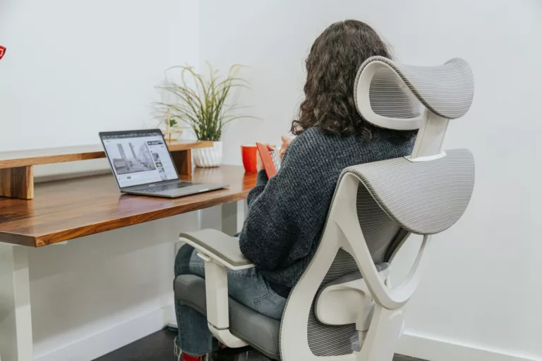 Article | Pourquoi le bon choix d’une chaise de bureau est essentiel pour le dos ?