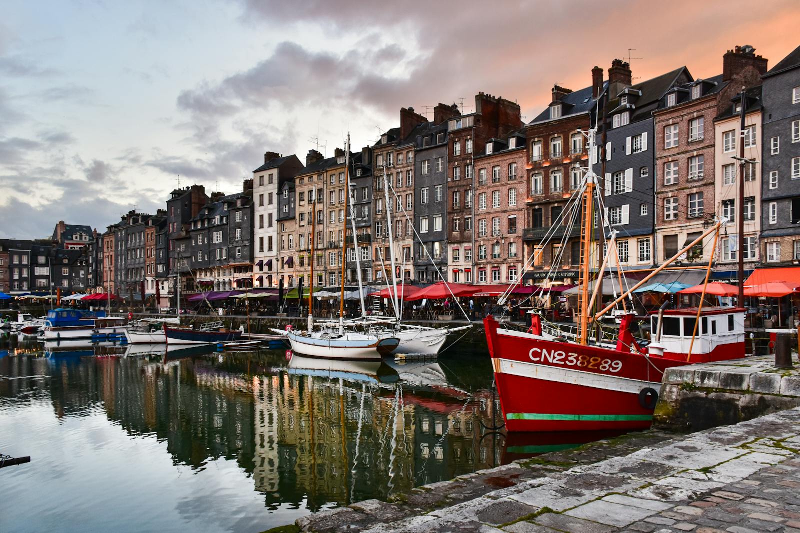 Honfleur, même sous la pluie, offre une multitude d'activités culturelles, gourmandes et relaxantes pour découvrir son charme unique en toute saison.