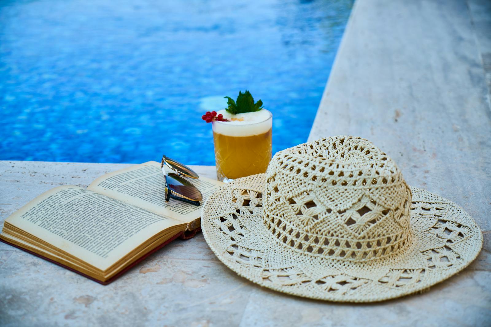 Bâcher sa piscine en été permet de limiter l’évaporation et les impuretés, mais il faut choisir le bon type de bâche et l’utiliser avec précaution pour éviter la surchauffe de l’eau.