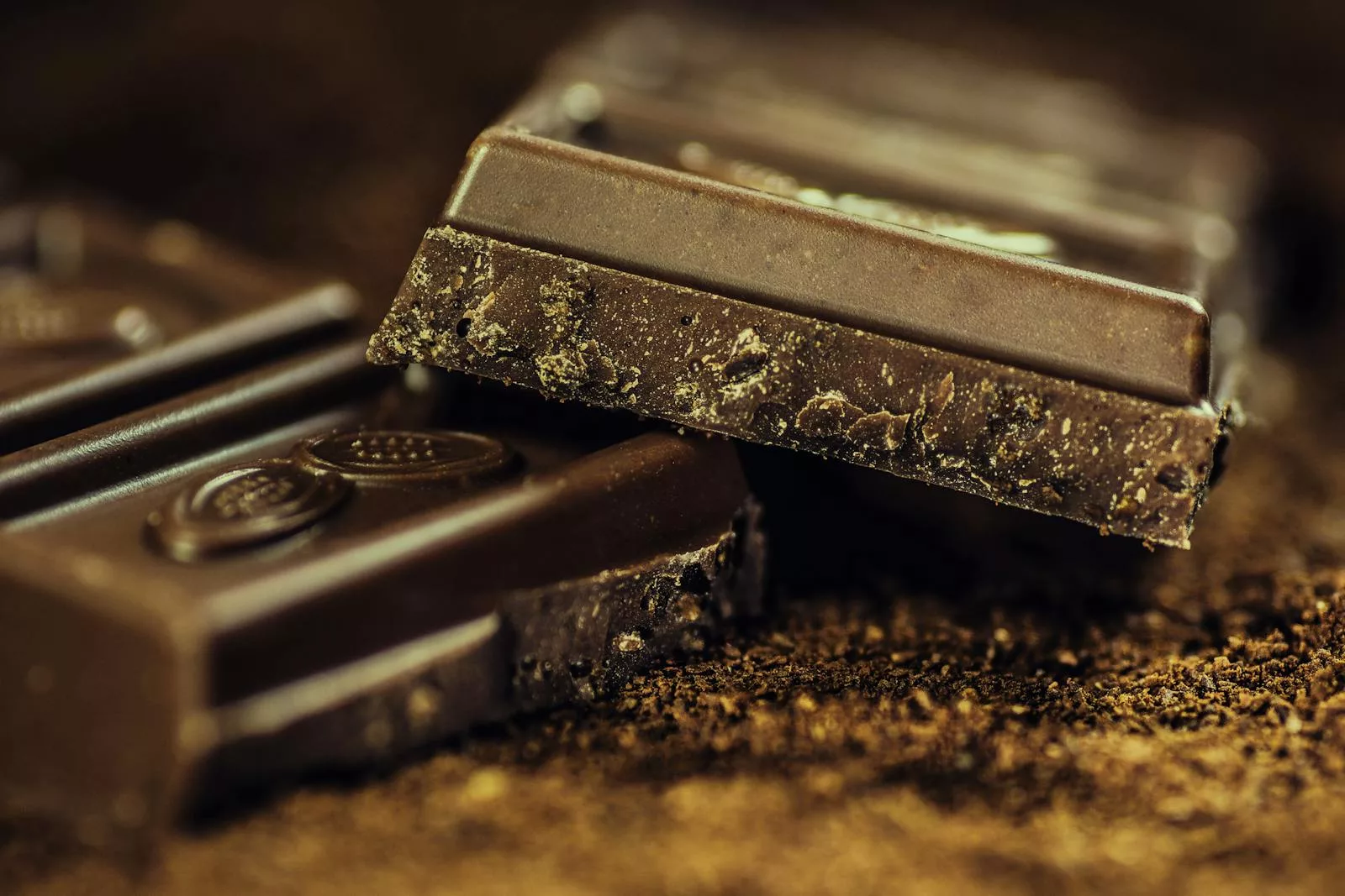 Le chocolat, en particulier le chocolat noir, améliore l'humeur grâce à ses composés bénéfiques pour le cerveau, tout en offrant un plaisir réconfortant lorsqu'il est consommé avec modération.