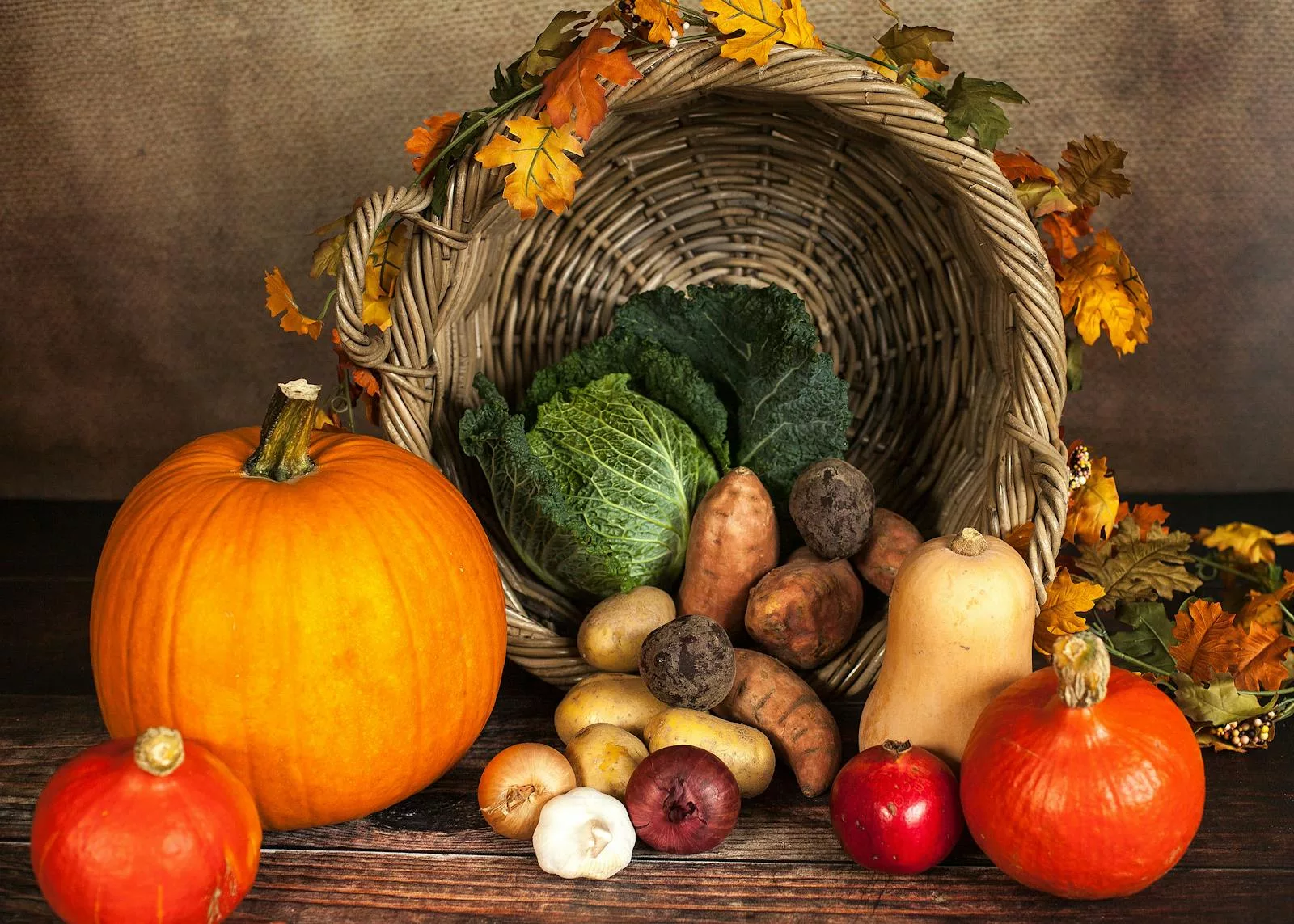 Les légumes d'automne, riches en vitamines, minéraux et fibres, offrent des bienfaits variés pour la santé tout en régalant les papilles avec leurs saveurs réconfortantes.