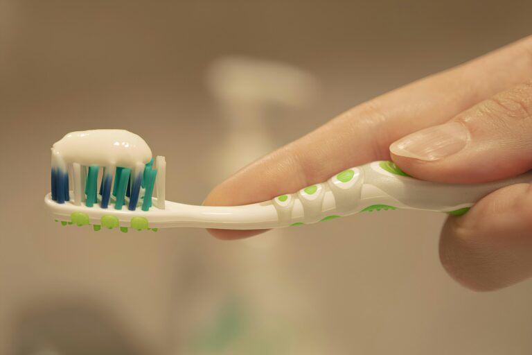 Article | Virus et bactéries : attention à vos brosses à dents et pommeaux de douche