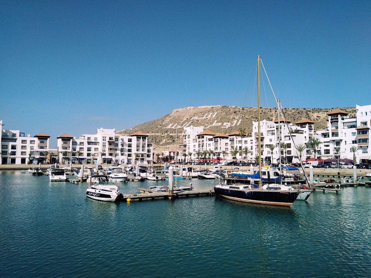 Agadir est une destination idéale pour des vacances en famille, offrant plages, activités culturelles, excursions naturelles et loisirs adaptés à tous les âges dans un cadre chaleureux et ensoleillé.