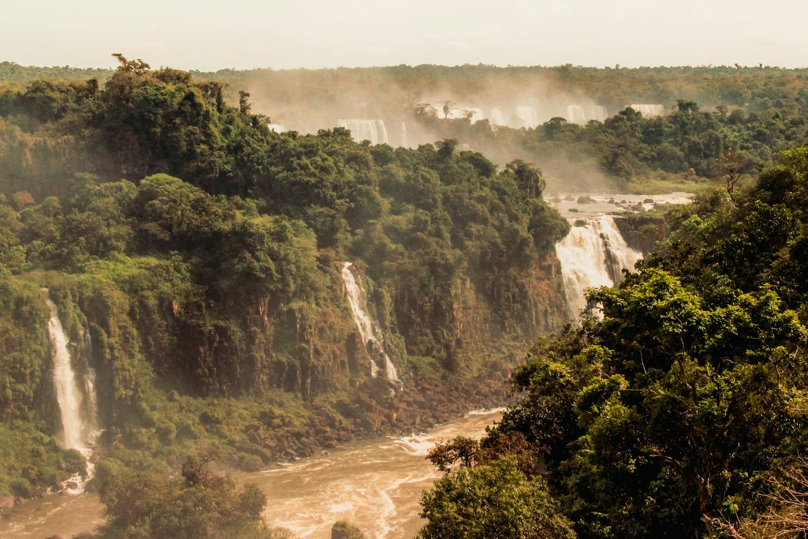 Après avoir exploré la trépidante Rio de Janeiro, il est temps de prendre un vol en direction de Foz do Iguaçu