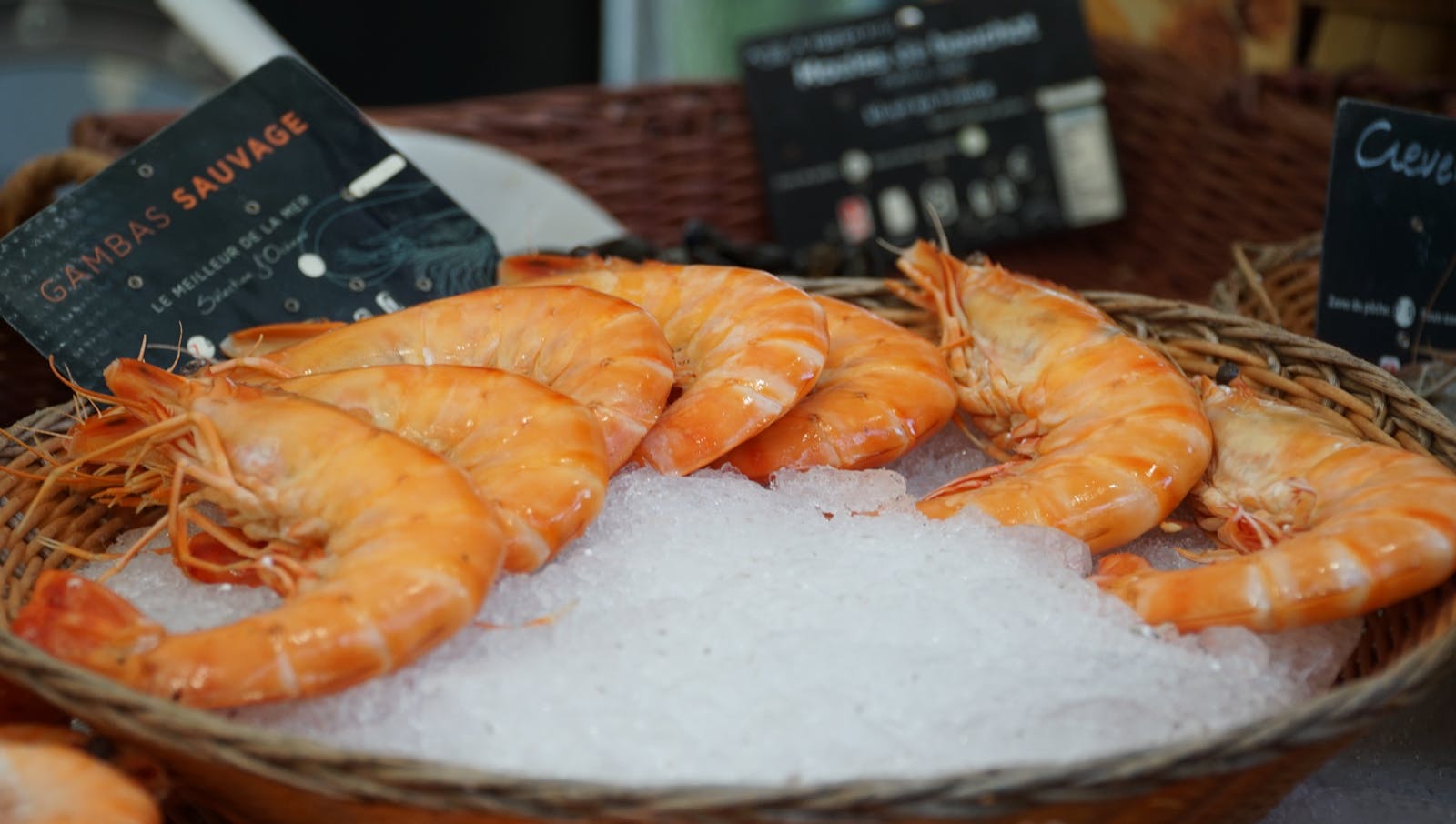 Décongeler les gambas avant cuisson garantit une meilleure texture, une cuisson uniforme et des saveurs optimales, mais peut être évité pour les plats mijotés ou rapides dans des liquides chauds.