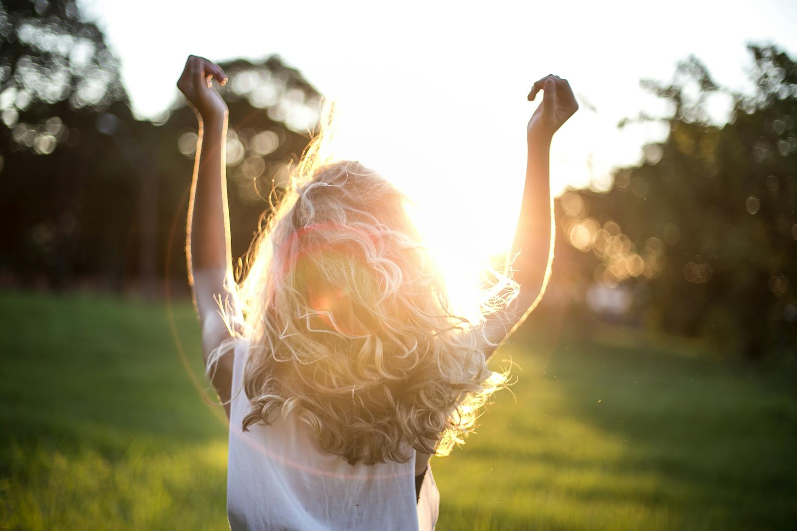 Des cheveux en bonne santé sont brillants, résistants, bien hydratés, avec une croissance régulière et un cuir chevelu équilibré ; adoptez des soins adaptés pour préserver leur vitalité.