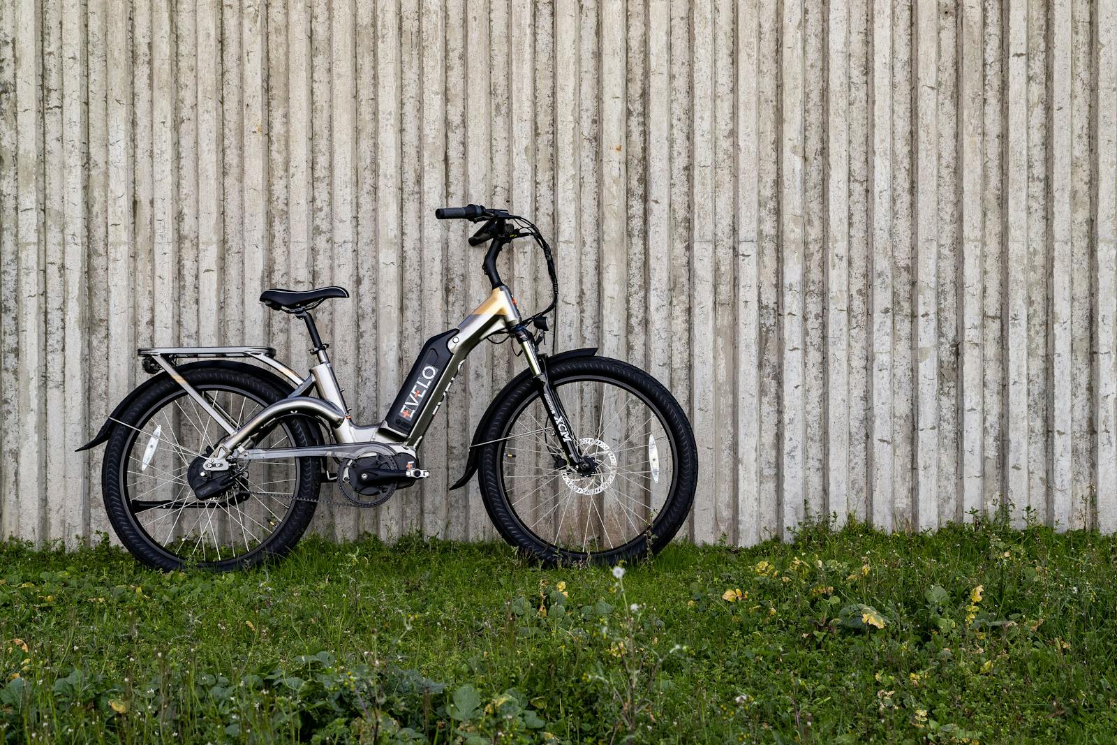 Enlever la batterie d’un vélo électrique est recommandé dans certaines situations comme le stockage prolongé, les risques de vol ou les températures extrêmes, pour maximiser sa durée de vie et garantir son bon fonctionnement.