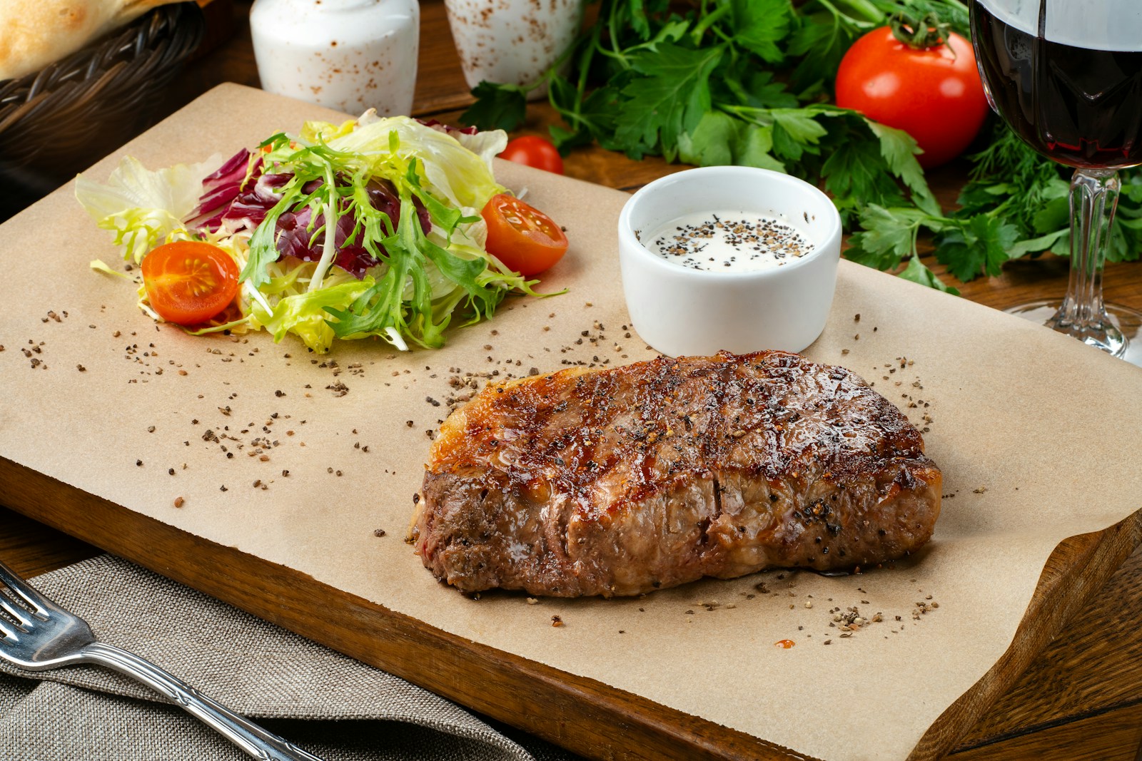 Quand vaut-il mieux assaisonner sa viande : avant ou après la cuisson ?