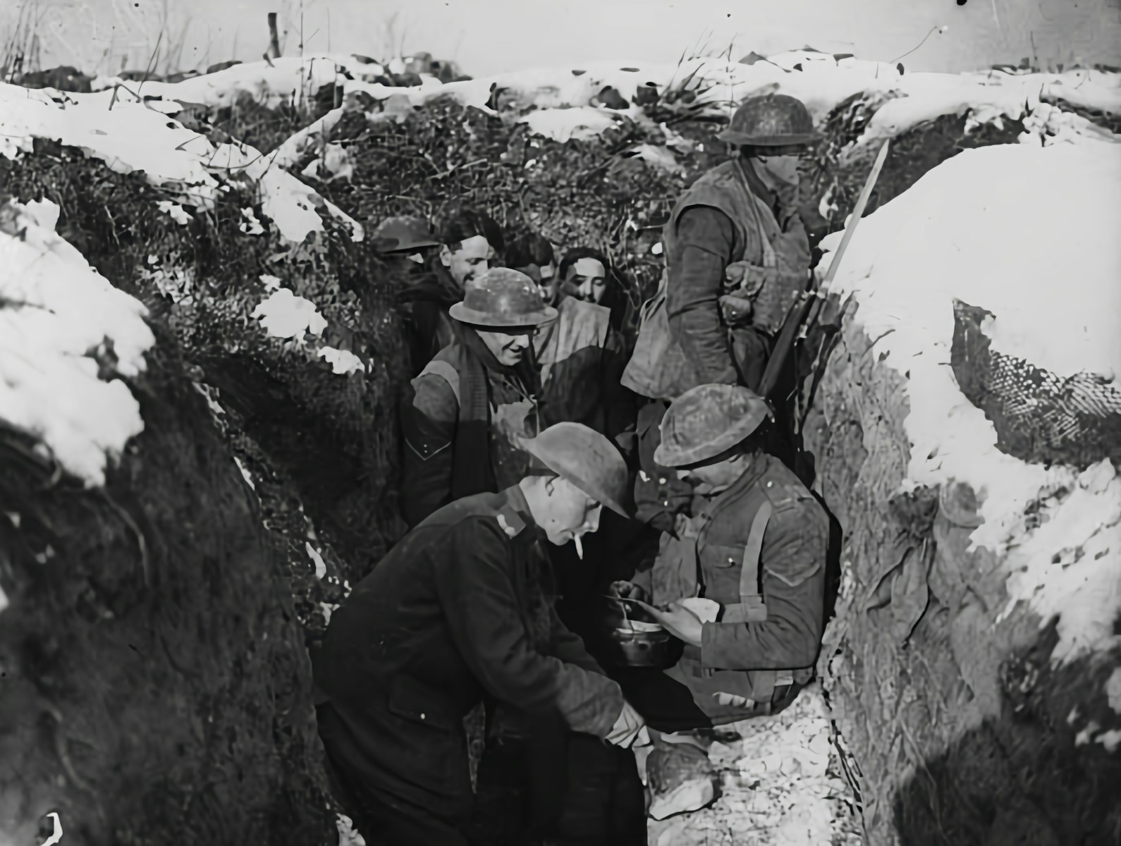 La vie dans les tranchées de la Première Guerre mondiale était une épreuve marquée par des conditions inhumaines, la souffrance physique et morale, mais aussi par une solidarité cruciale entre soldats.