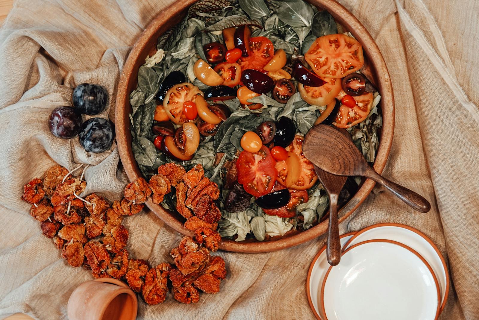 Le séchage des tomates, au soleil, au four ou au déshydrateur, est une méthode simple et économique pour conserver leur saveur intense et les utiliser toute l'année.