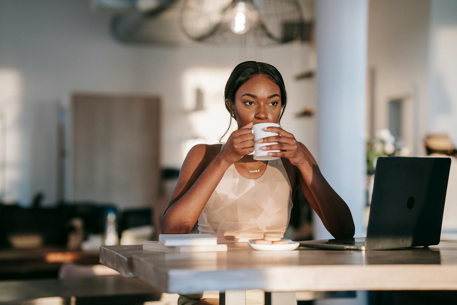 Les alternatives au café incluent des boissons à base de plantes, céréalières, énergétiques, lactées ou revitalisantes, offrant des options variées pour remplacer la caféine tout en apportant plaisir et bienfaits.