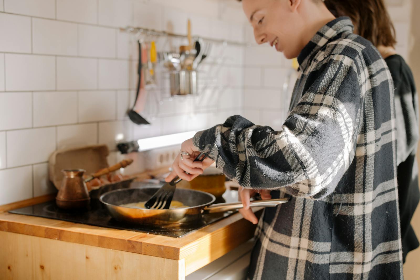 Les trompettes de la mort, champignons au goût boisé et intense, se cuisinent facilement en les nettoyant soigneusement, en les sautant, séchant ou intégrant dans des recettes comme le risotto ou l'omelette.