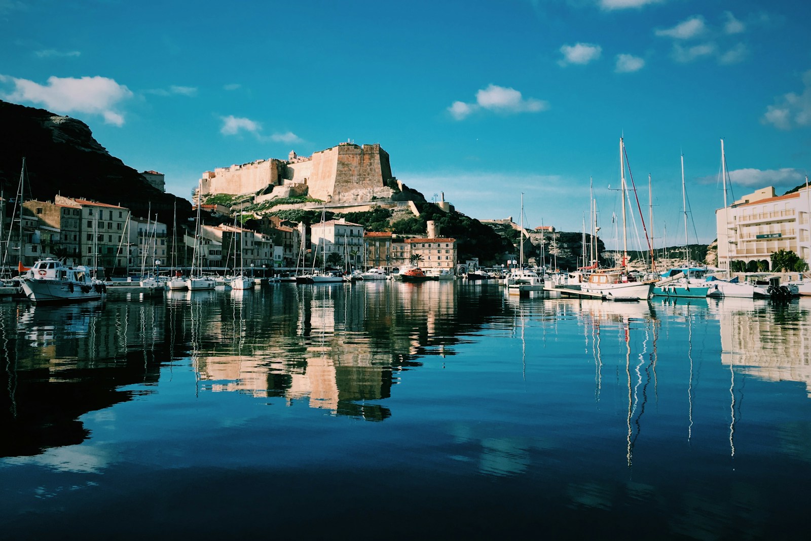 Porto-Vecchio est une destination corse alliant plages paradisiaques, patrimoine historique, nature sauvage et gastronomie authentique, idéale pour des vacances variées et mémorables.