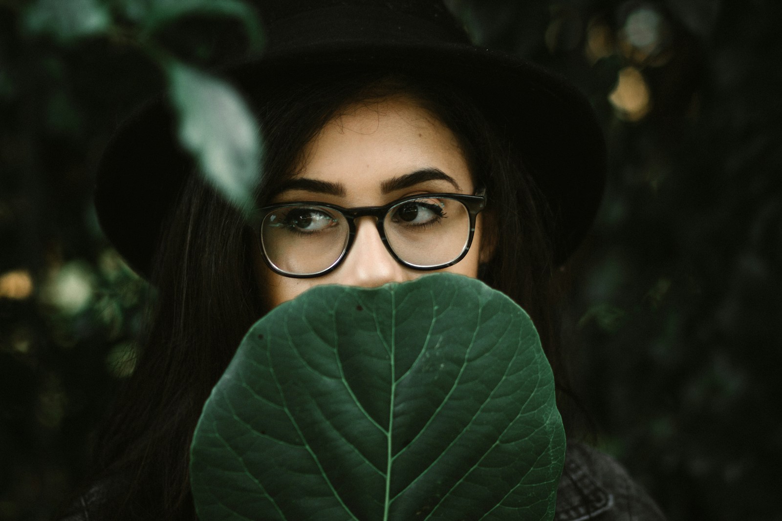 Pour préserver la clarté et la durabilité de vos lunettes, nettoyez-les quotidiennement avec de l’eau tiède et un savon doux, évitez les tissus abrasifs et les produits agressifs, et utilisez un chiffon microfibre pour les sécher.