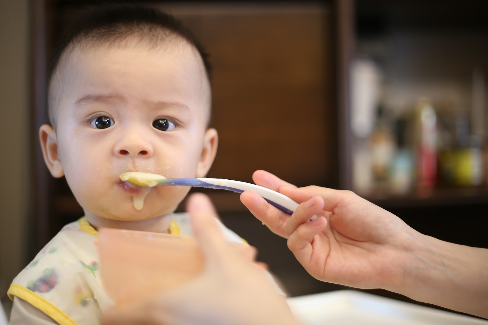 Quel est l'âge approprié pour introduire des aliments solides à un nourrisson ?