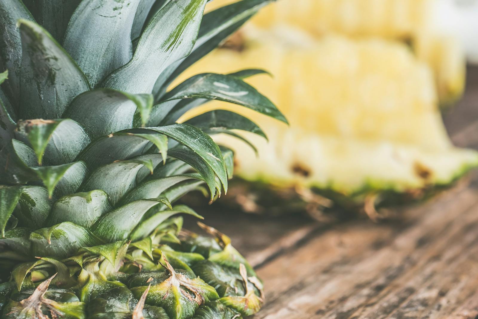 Adopter l’ananas dans son quotidien en hiver peut se faire de différentes manières, aussi bien en cuisine qu’en soins de beauté.