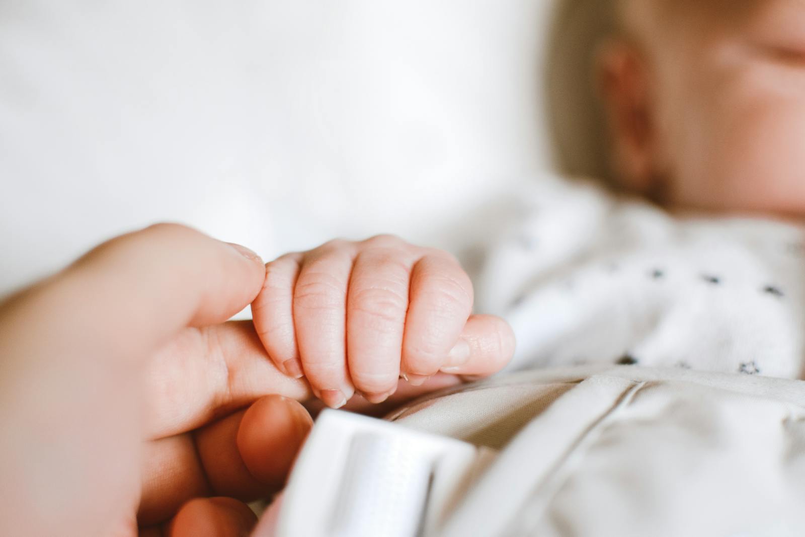 Certains bébés ont besoin d’un accompagnement pour apprendre à se rendormir seuls.