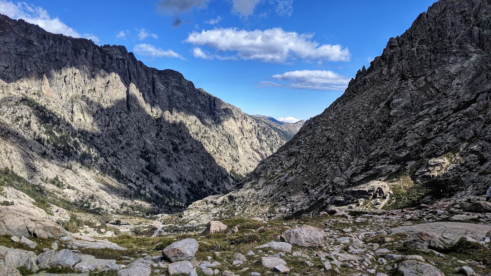 Corte est entourée de paysages à couper le souffle, et la vallée de la Restonica en est l’un des plus beaux exemples.