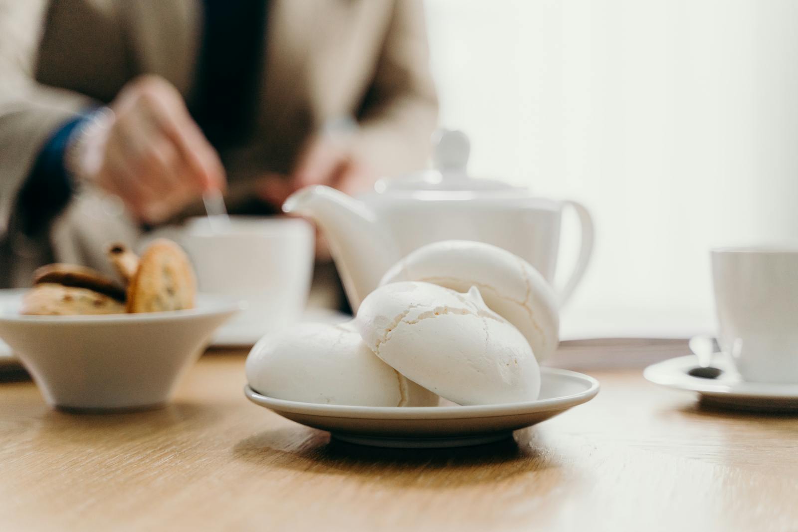 La maïzena agit particulièrement bien sur la meringue française en lui apportant un léger moelleux intérieur, tout en conservant une coque croustillante.